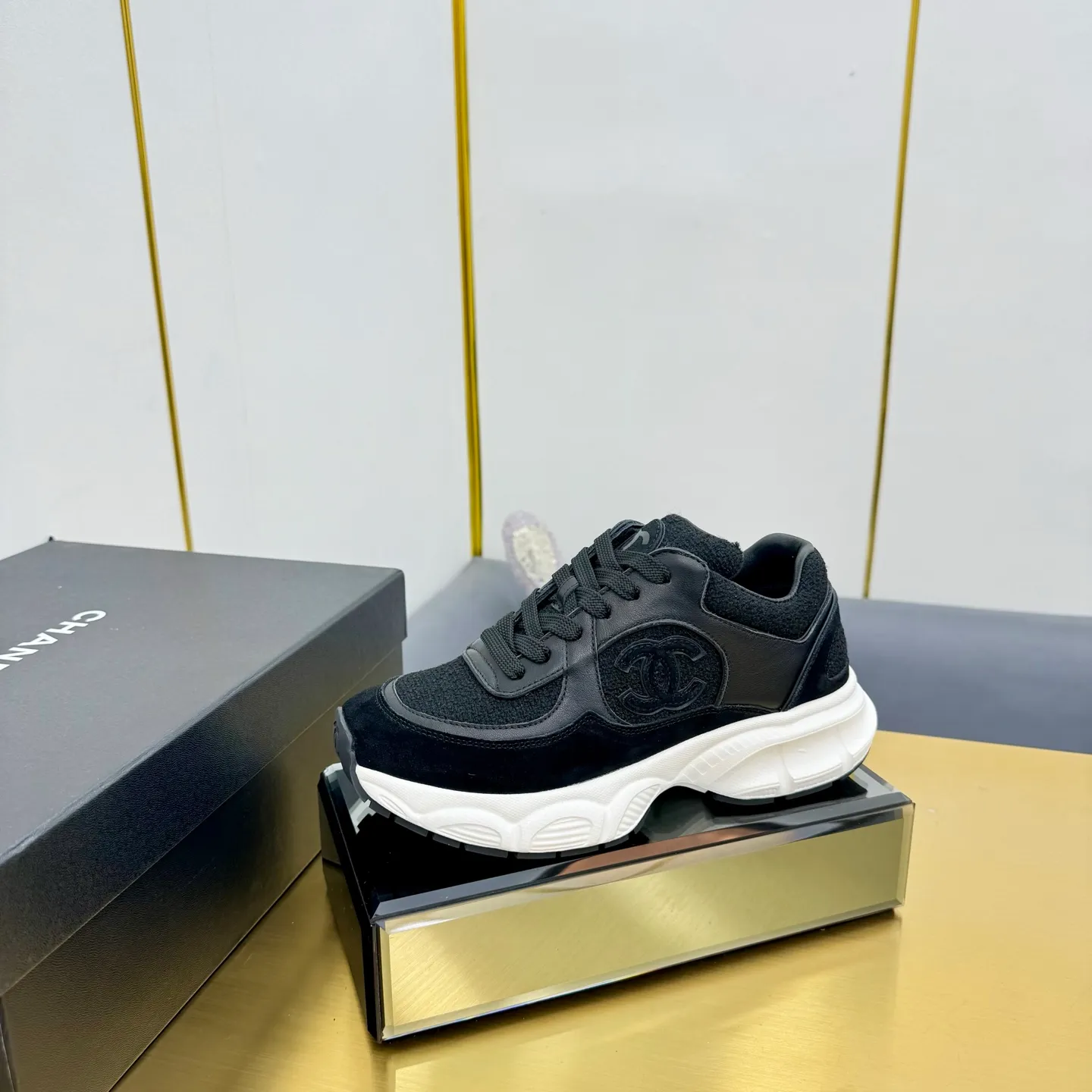 p700🐮🐮Upgraded version, upgraded version, upgraded version! No rebuttal accepted! ! ! ! Chanel Chanel dad shoes, couples' model for men and women - 2025 top casual sneakers in the counter. This classic design; the upper is electro-embroidered with various techniques; ❷The inner lining is made of: original Yangli + net ❸The outsole is based on: the original TPU combination outsole. The full set of boutique packaging for women 35–41